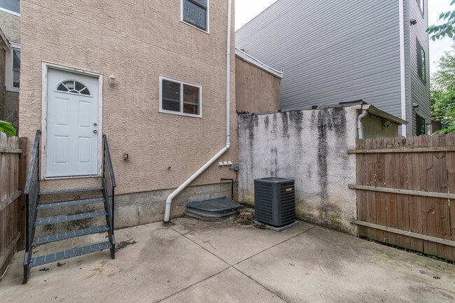 Building Photo - 1632 N Sydenham St