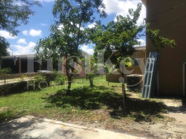 Building Photo - 1443 7th St