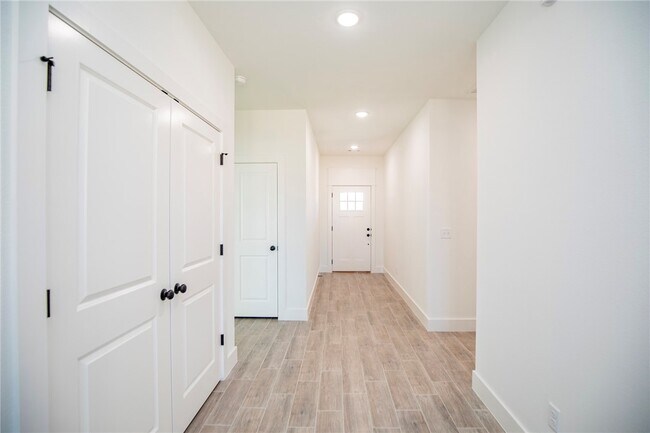 Building Photo - 4867 Farmhouse St