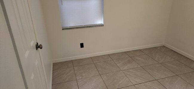 Building Photo - 212 Redbud Ln