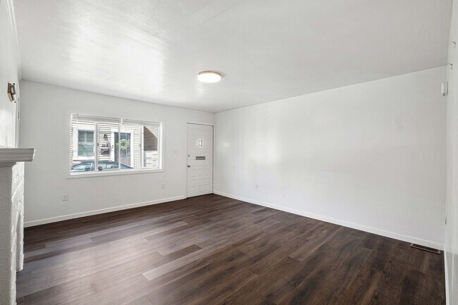 Building Photo - Totally Updated 3 bed, 3 bath, AMAZING loc...