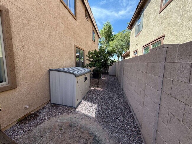 Building Photo - 5621 E Adrian Ave