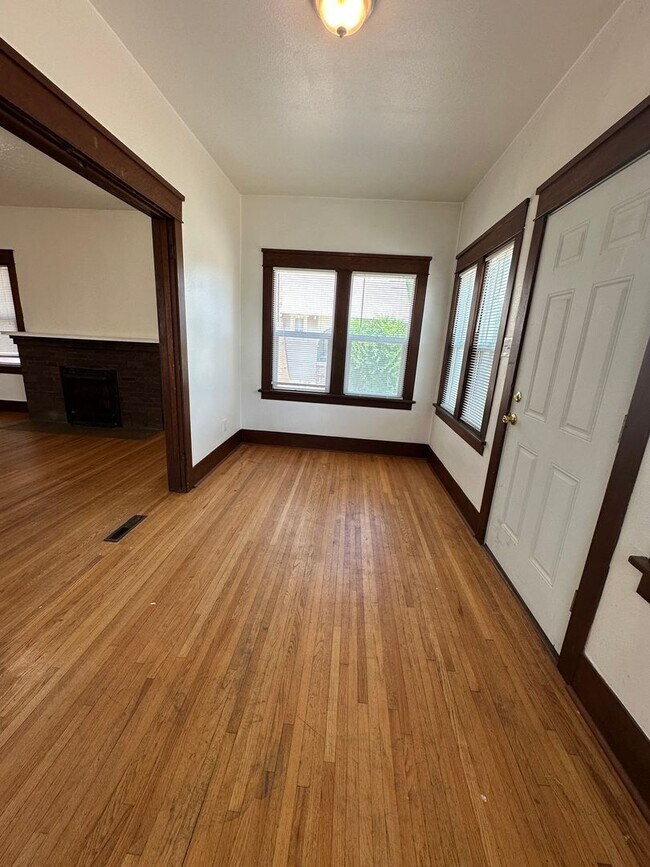 Building Photo - 5 Bedroom House Available Now