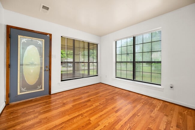 Building Photo - Check Out this 2 bed 1 bath in Alexandria