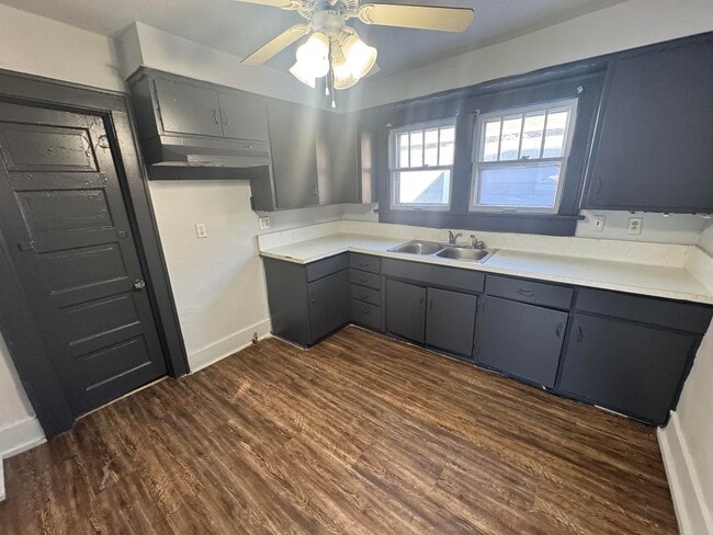 Building Photo - 1507 Main-E