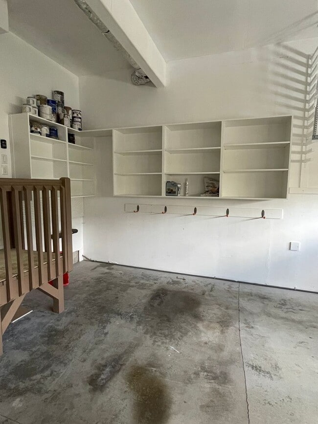 Building Photo - Large Beautiful 4 Bed, 2.5 Bath House!