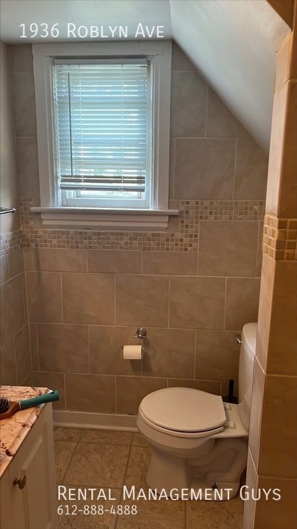 Building Photo - 1936 Roblyn Ave