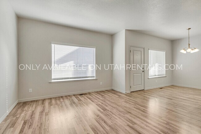 Building Photo - 2586 E 600 N