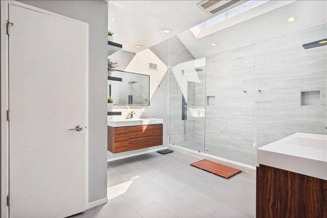 Building Photo - Uniquely located, and beautifully appointe...