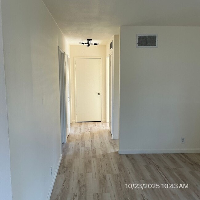 Building Photo - Refreshed 3 Bedroom