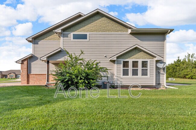 Building Photo - 4428 SE Oak Bend Dr
