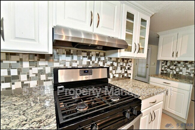 Building Photo - 529 Castlerock Ln