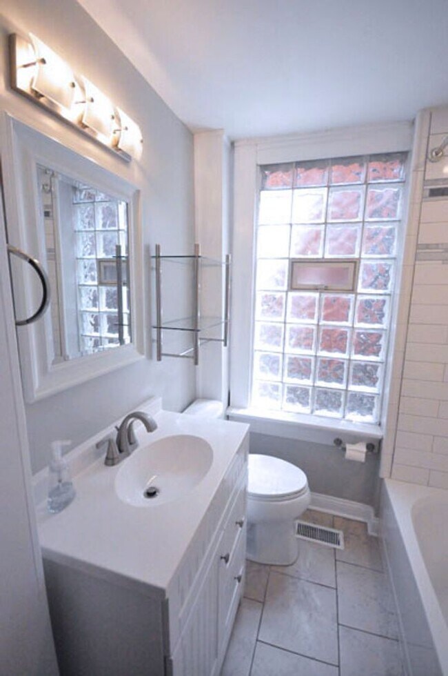 Building Photo - 131 W 8th Ave