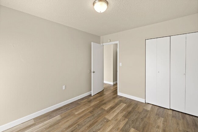 Building Photo - 404 Sunny Ln