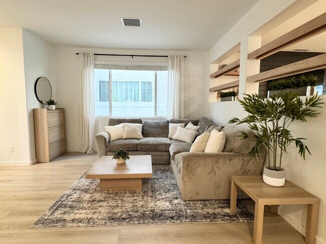 Building Photo - 297 Mildred St