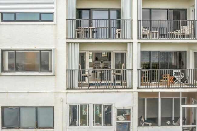 Building Photo - 10152 S Ocean Dr
