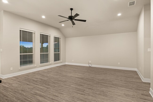 Building Photo - Beautiful 4 bedroom with open concept