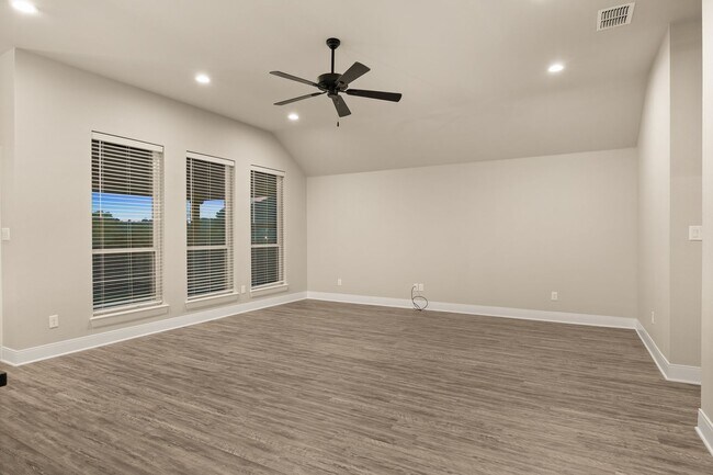 Building Photo - Gorgeous 4 bedroom in South Tyler