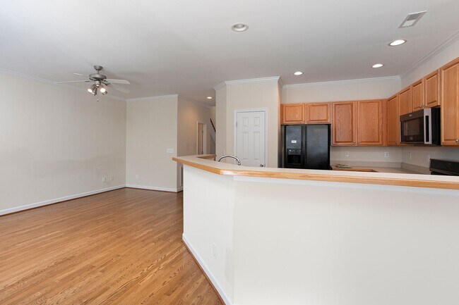 Building Photo - 813 Saratoga Dr