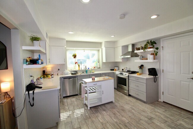 Building Photo - 352 Sailfish Dr