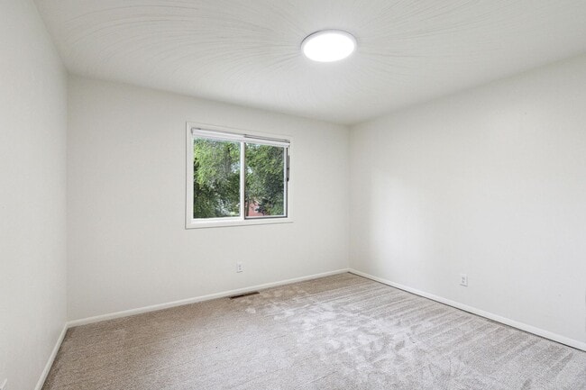 Building Photo - 3 Bed, 2.5 Bath House in the Rattlesnake