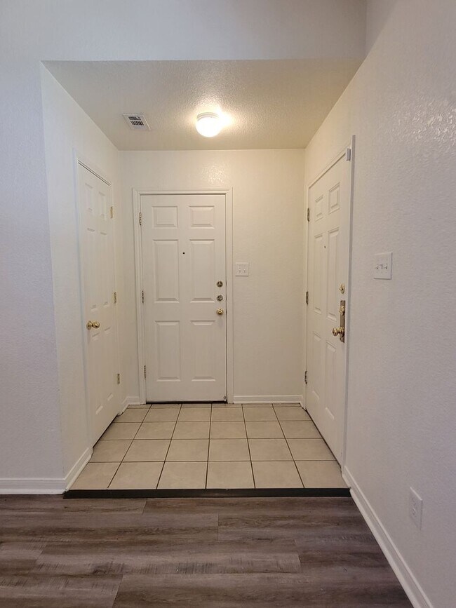 Building Photo - 914 Crymes Ln