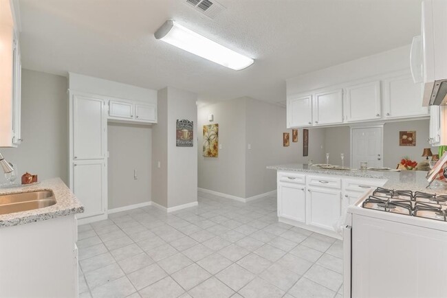 Building Photo - Beautiful 3 Bedroom Home in Santa Fe,