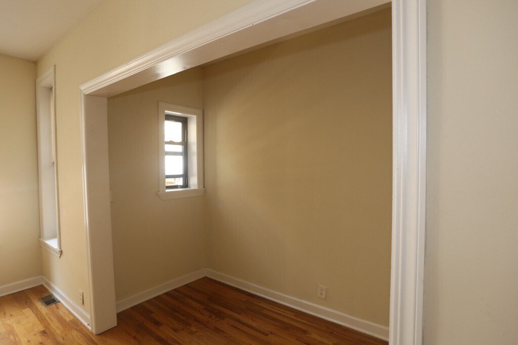 Building Photo - 714 W Barry Ave