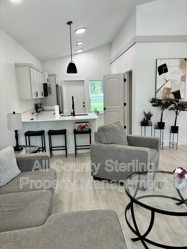 Building Photo - 10230 NE 72nd St