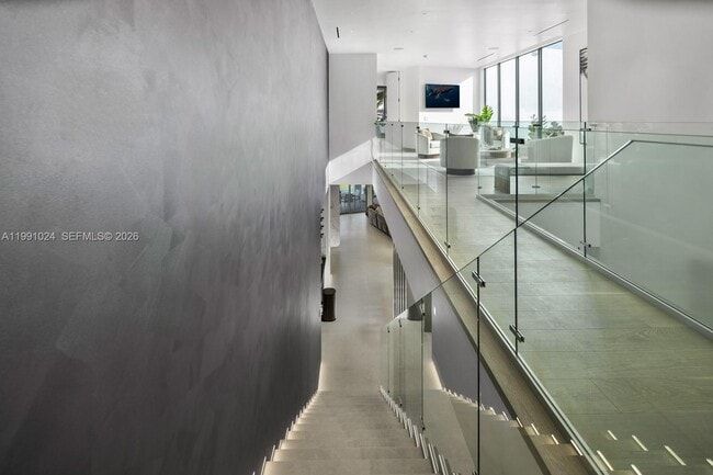 Building Photo - 501 Palm Dr