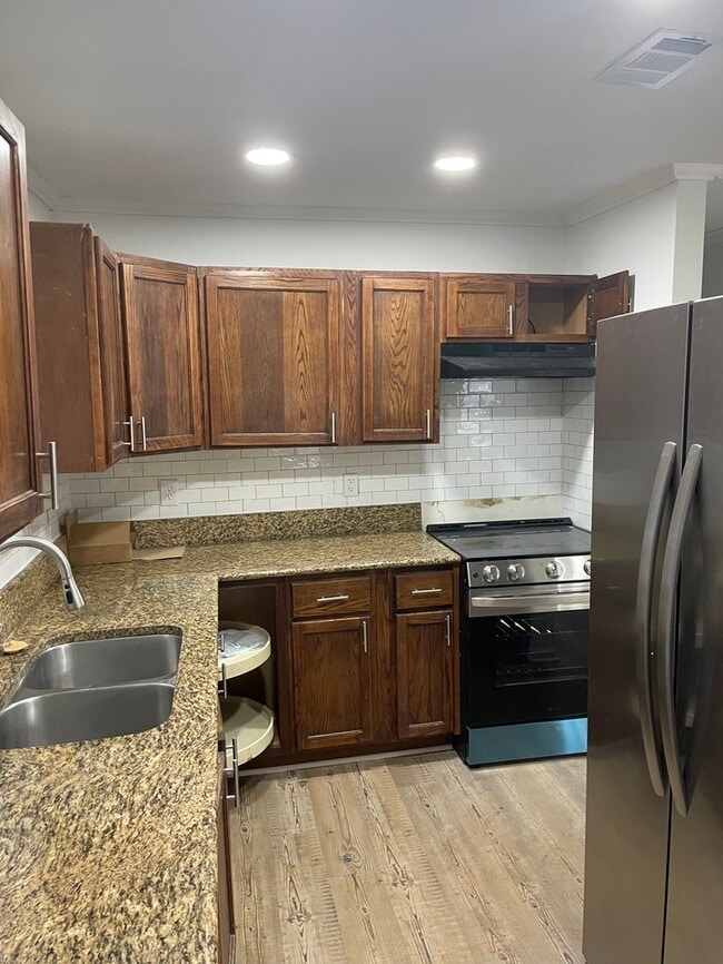 Building Photo - Newly Renovated!