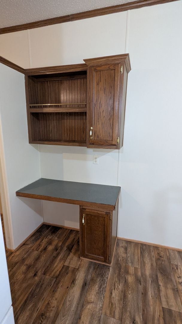 Building Photo - Newly renovated gem located at Earl Lake i...