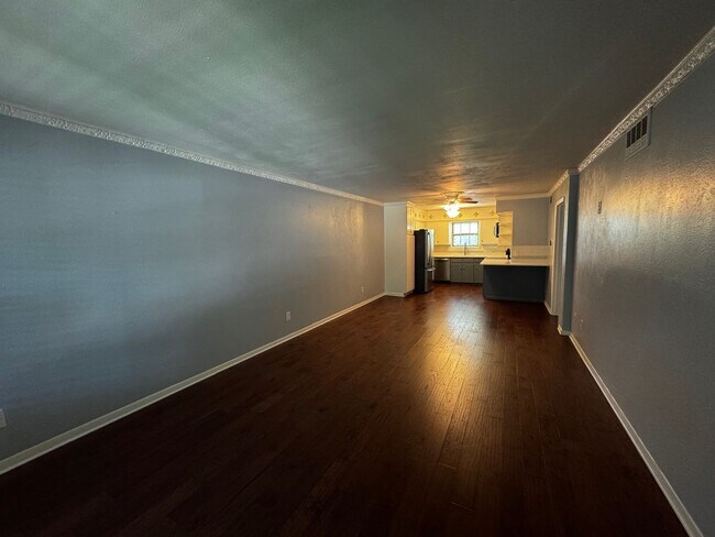 Building Photo - Spring Semester Discount! 2 Br/Bth Corner Unit