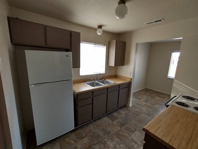 Kitchen - 745 S Vernal Ave