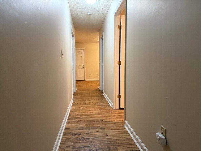 Building Photo - 3 or 4 Bedroom / 3.5 Bath Condo Kingsport, TN 37663