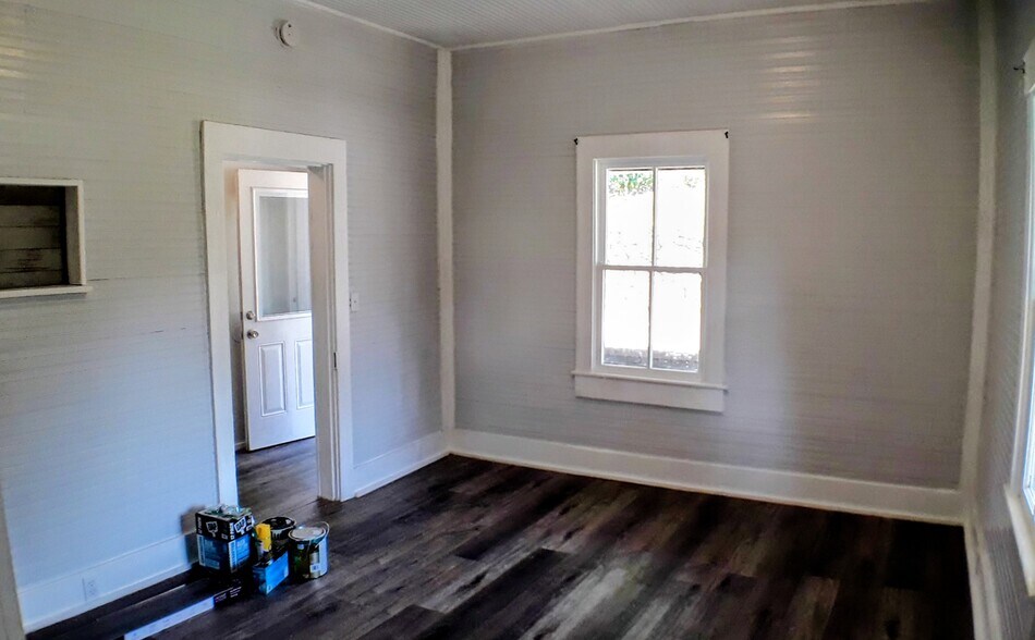 Livingroom - 147 Vine St