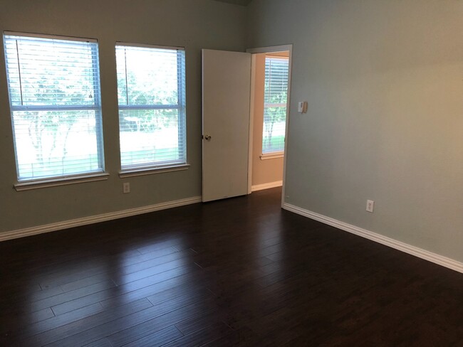 Building Photo - Roomy 4 bedroom 2.5 bath in Waxahachie!!