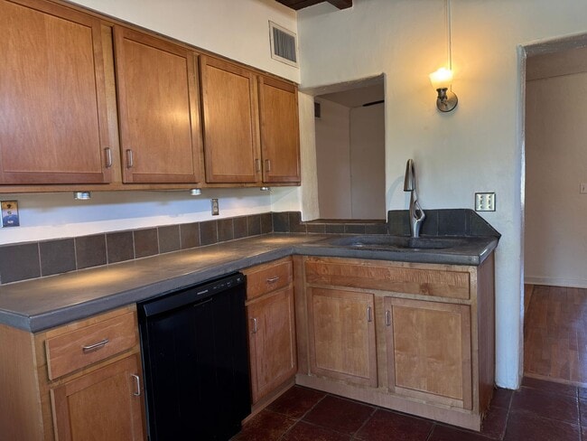 Building Photo - COMING SOON! Charming Mid-Town 3 Bedroom 2 Bath Main House!