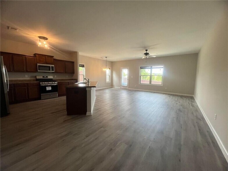 Building Photo - 1053 Sutherland Dr