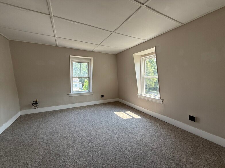 Living Room - 117 Bridge St