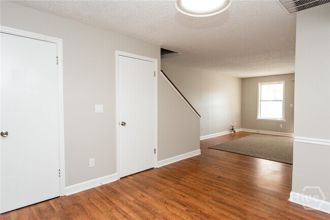 Building Photo - 290 Appleby Dr