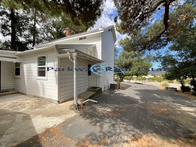 Building Photo - Charming 3 Bedroom House in East Alpine