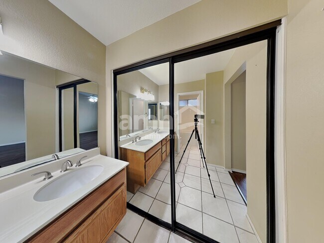 Building Photo - 379 Bradford Dr