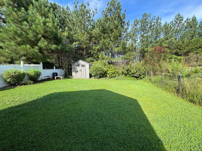 Building Photo - Furnished Duplex in Seneca