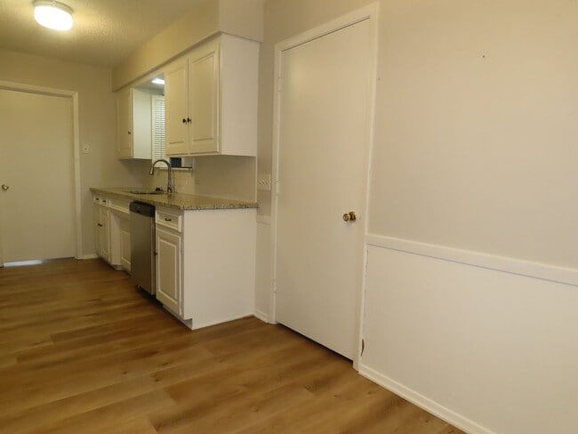 Building Photo - Expansive 3/2 Home in Tyler w/Additional Den and Living Room!