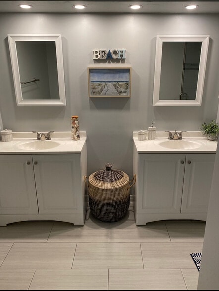 Master bathroom - 7505 Silver Trumpet Ln