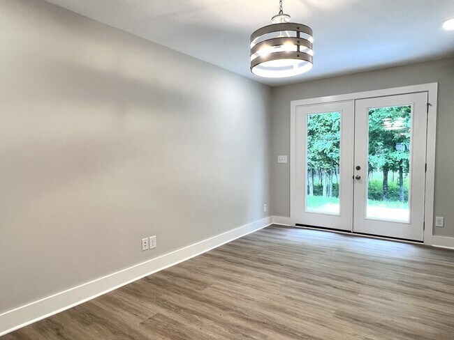 Building Photo - TOWNHOME ON WEST SIDE NEAR FIVE OAKS GOLF ...