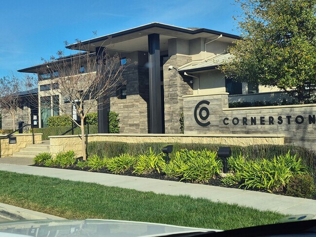 Building Photo - Gorgeous 4 Bedroom 3.5 bath with loft