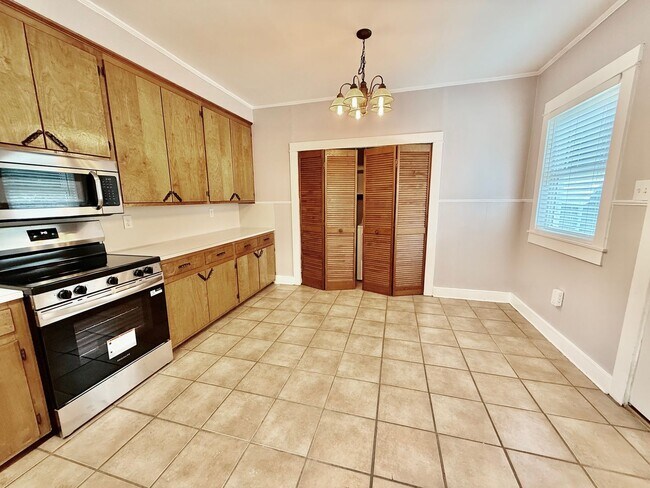 Building Photo - 2BR Home with Sunroom & Extended Driveway