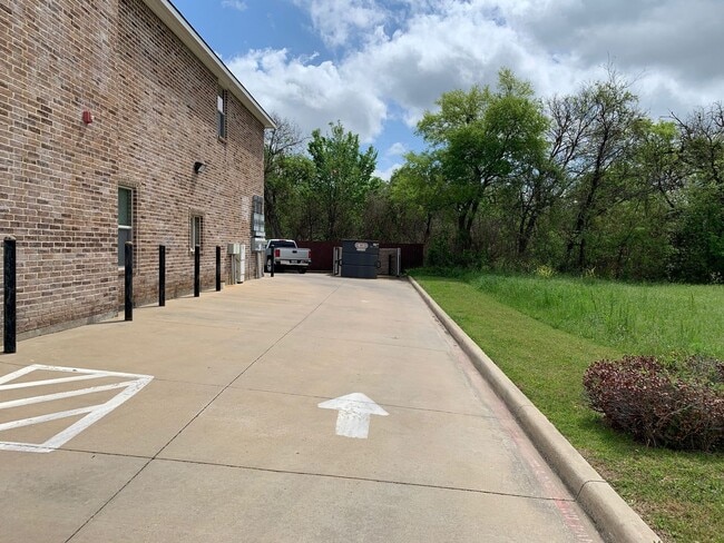 Building Photo - 2 Bedroom 1 Bath - End Unit Apartment (40%...